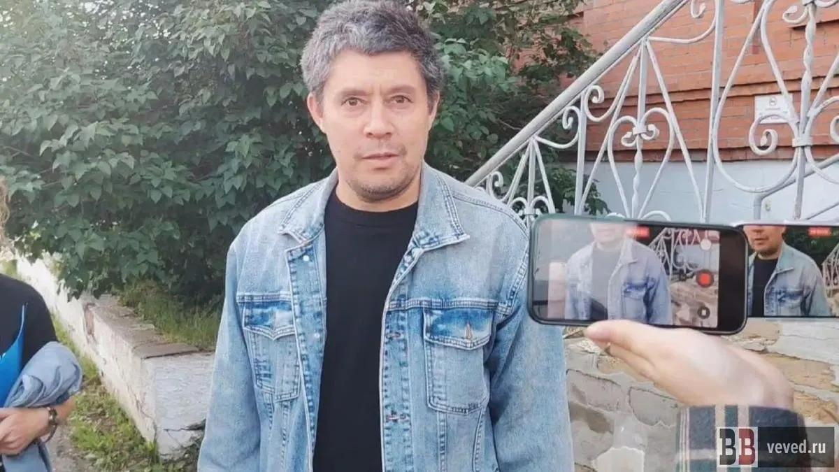 Ученого и члена свердловского отделения «Яблока» задержали 3 июня на работе; он провел пять суток в спецприемнике и связывает задержание с планами баллотироваться в заксобрание Свердловской области.