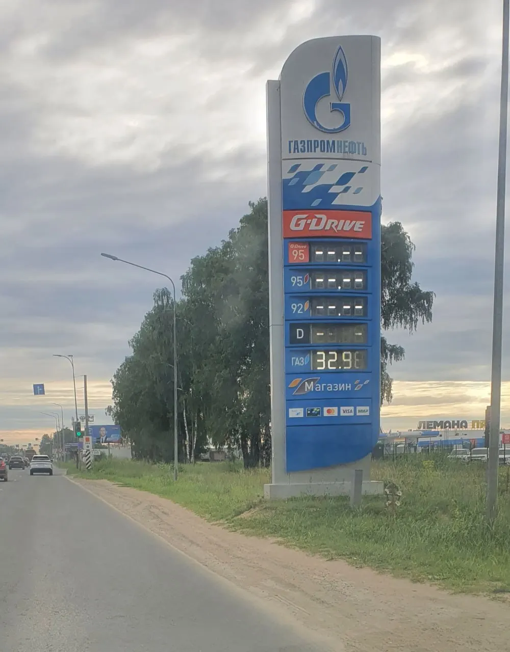 На одной из АЗС в Пскове обнаружили, что в продаже остался только газ — бензин и дизель отсутствуют. Фото предоставил местный предприниматель.