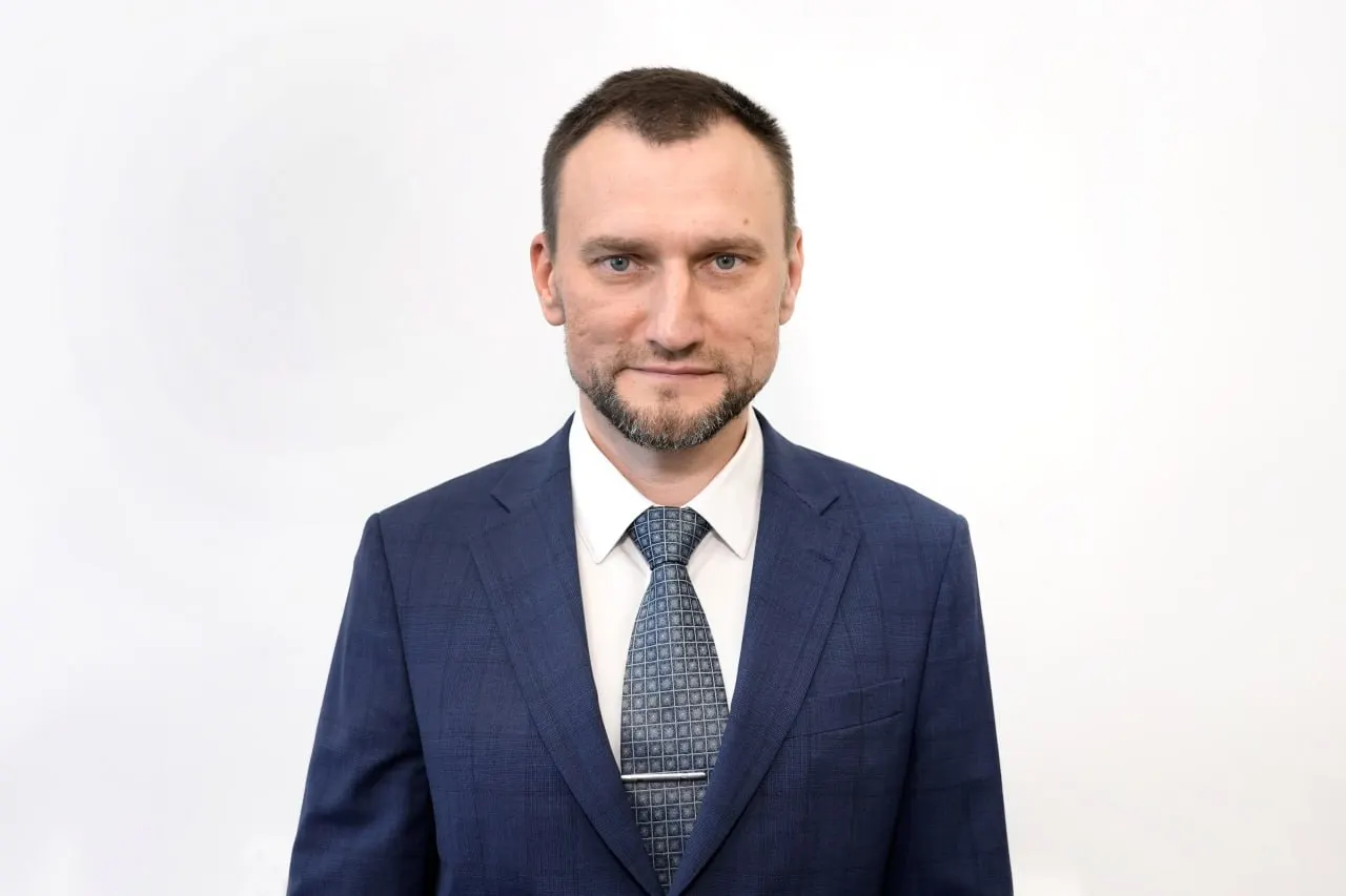 Бывший начальник управления комплексной безопасности Псковского государственного университета Иван Долотов занял пост проректора по административно‑хозяйственной работе и безопасности. В вузе прошла кадровая ротация, официальные причины которой не раскрыты.