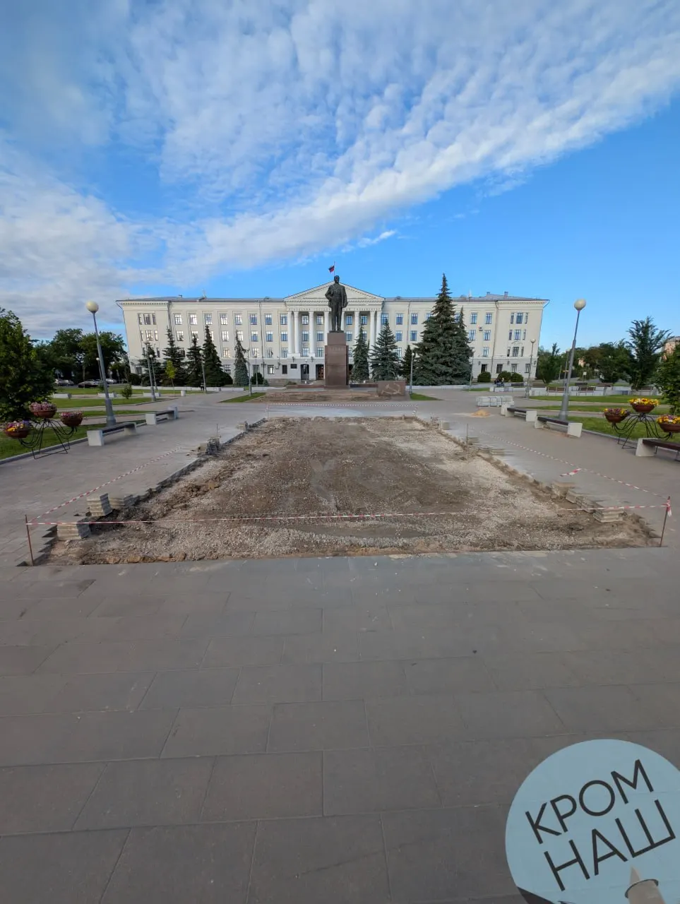 9 июня подрядчик приступил к снятию плитки на площади Ленина. В дальнейшем планируют разработать грунт и подготовить почву под новые цветники — клумбу вернули, чтобы сделать центр города ярче.