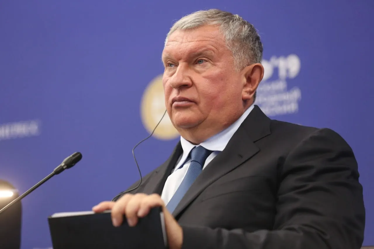 Игорь Сечин направил президенту предложения по временной приостановке биржевых продаж, увеличению внутренней переработки сырья и другим мерам для обеспечения поставок и контроля цен на топливо.