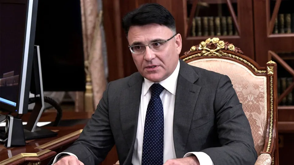 Руководство медиахолдинга предлагает установить квоты для показа иностранных картин, чтобы отбирать «лучшие» фильмы, освободив экраны для российских лент. Идея поддерживает ранние инициативы о взносах и перечислении части сборов в национальное кино; вопрос уже поставлен на исполнение в Минкульте.