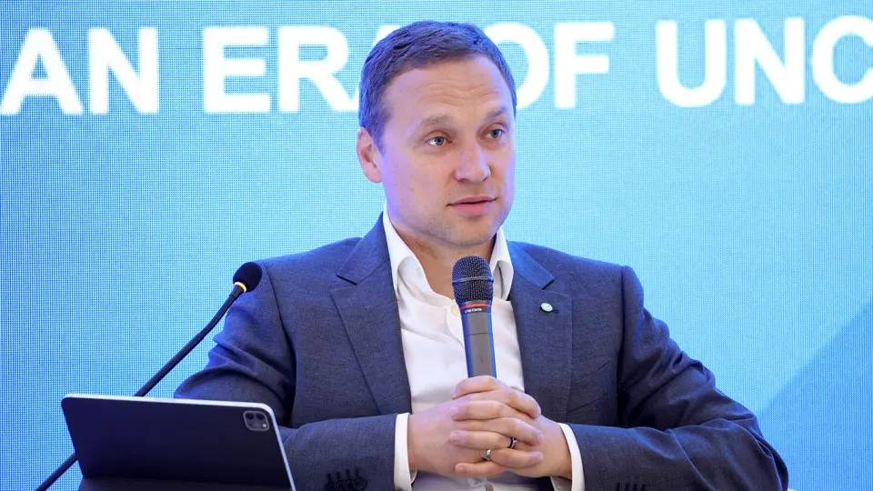 Зампред правления крупного банка предупредил, что повышение налоговой нагрузки и ужесточение финансового мониторинга стимулируют уход клиентов в «кэш»: наличность растёт, но не возвращается в банковскую систему.