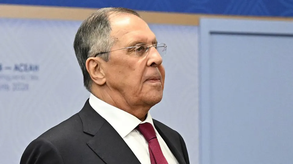 После крупнейшей за время конфликта ночной атаки беспилотников на Московский регион глава МИД заявил о постановке задачи наносить регулярные групповые удары по целям, от которых зависит боеспособность ВСУ. В результате удара в столице горели НПЗ и торговый комплекс, сотни рейсов задержаны или отменены.