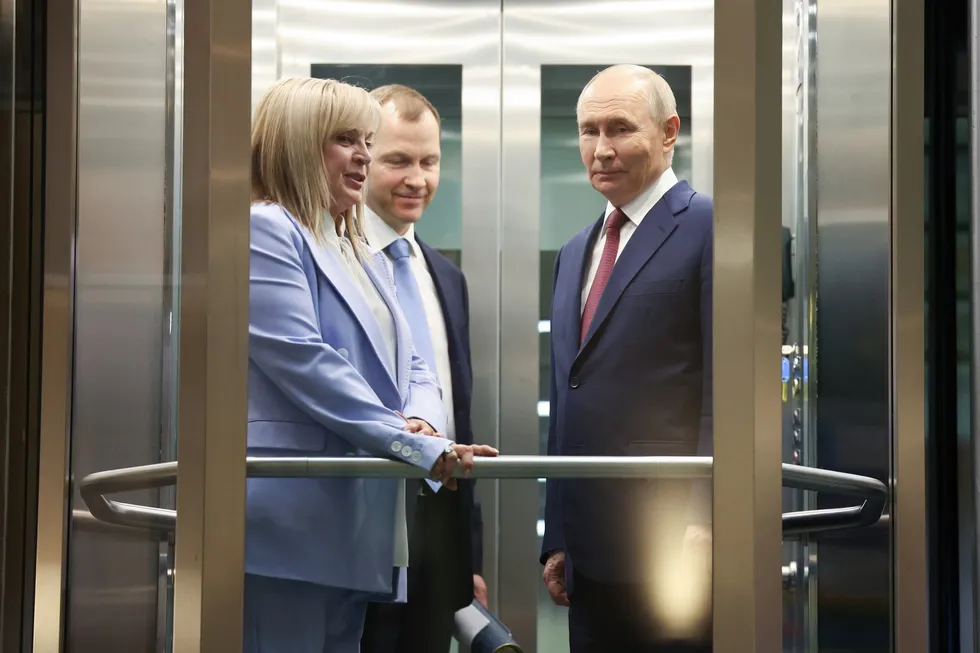 Руководители силовых ведомств настаивают на переносе или даже отмене сентябрьского голосования, ссылаясь на экономические трудности и падение рейтингов власти. В администрации и политблоке обсуждения идут, но официальных решений пока нет.