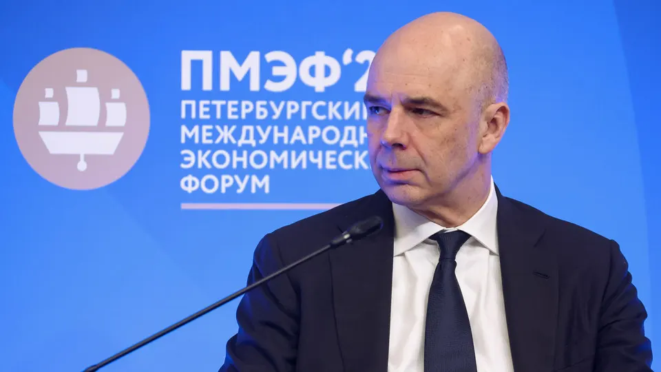 Счетная палата предупреждает: по предварительной оценке доходы федерального бюджета в 2026 году могут составить 38,2 трлн руб., что на 2,1 трлн (5,2%) ниже заложенного в законе уровня. Основные причины — падение нефтяных доходов и укрепление рубля.
