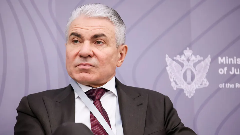 Заместитель министра юстиции заявил, что владельцы нейросетей должны отвечать за работу «фильтров национальной безопасности» и нести административную, уголовную или финансовую ответственность. Инициативы по созданию «суверенных» моделей ИИ поддержаны президентом, но встретили критику крупного бизнеса.