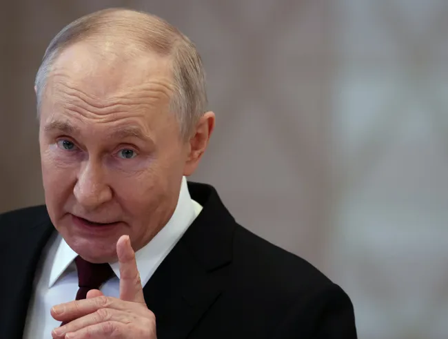 В интервью президент признал наличие нехватки топлива, назвал её «не критической», перечислил меры по её устранению, отверг предложенный Киевом план прекращения ударов и прокомментировал итоги саммита в Анкоридже.
