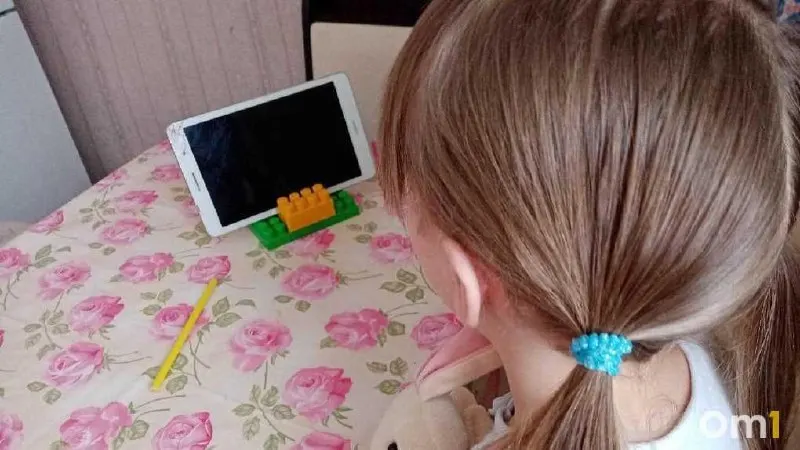 Минцифры и Roblox договорились соблюдать российское законодательство и усилить защиту детей: в июне появятся возрастные режимы Roblox Kids и Roblox Select. Ведомство обратилось в правоохранительные органы с просьбой поддержать снятие ограничений на доступ к сервису.