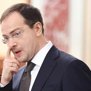 Помощник президента предложил систему обязательного распределения и трудовых контрактов для студентов, обучающихся за счёт бюджета; идеи вызывают критику как способ загнать выпускников в безальтернативную работу.