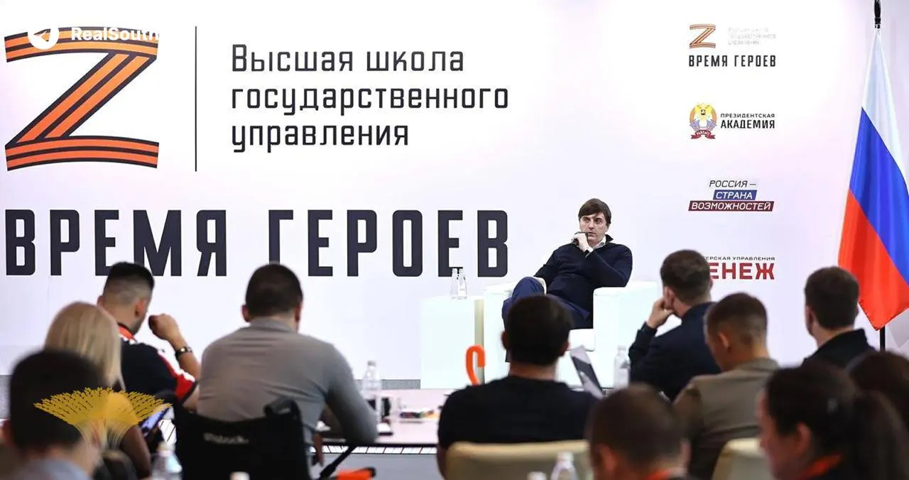 С 1 сентября доля начальной военной подготовки (НВП) в школах вырастет с 20% до 50% учебного времени. Частью уроков станут изучение и программирование беспилотников и военно‑полевые сборы; с следующего года введут предмет «Духовно‑нравственная культура России» с обязательным показом фильмов об участниках СВО.