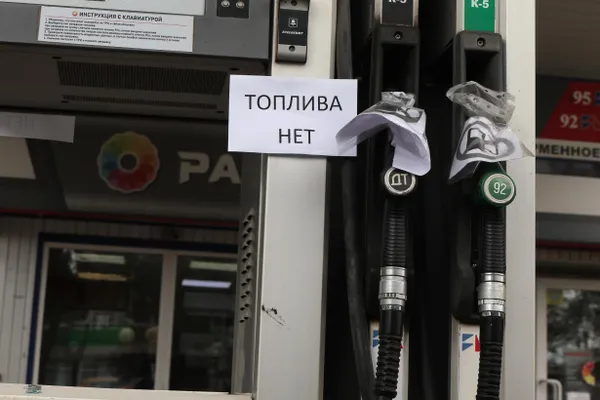 Президент поручил нарастить производство и стабилизировать поставки топлива: запасы бензина близки к уровню прошлого года, но дефицит и очереди на заправках сохраняются.