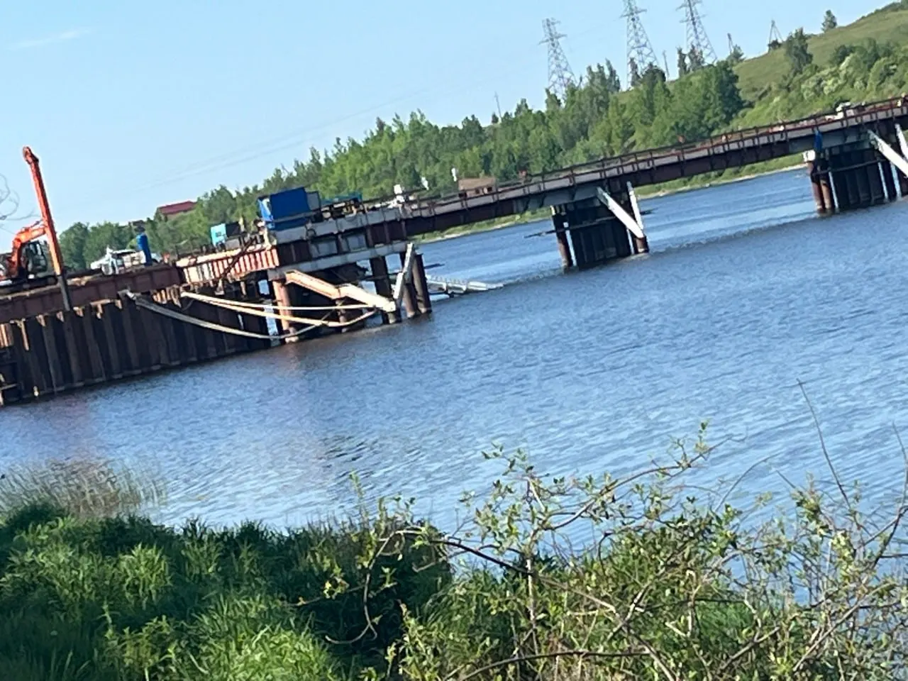 Во время работ на объекте Северного обхода кран упал в воду. Погиб один человек — крановщик; обстоятельства происшествия уточняются.