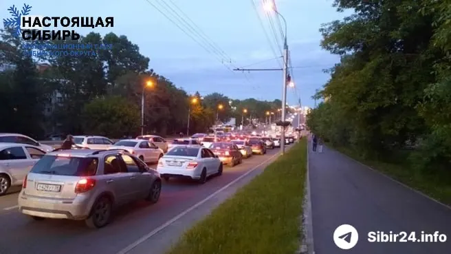 В ряде сибирских регионов введены жёсткие лимиты на продажу бензина. В Иркутске очереди на АЗС растянулись на километры, а водители ждут по восемь–девять часов.
