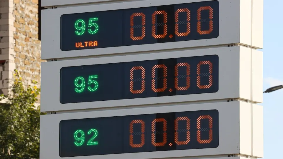 По данным Росстата, за неделю бензин в среднем подорожал на 3%. Снижение производства после ударов по НПЗ вызвало топливный кризис в десятках регионов и усилило инфляционное давление.
