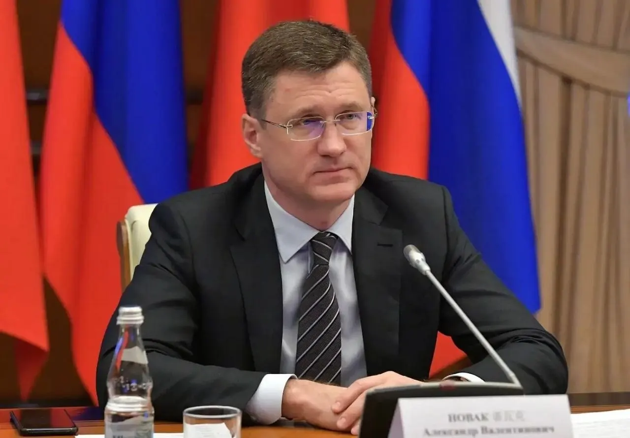 Вице‑премьер сообщил, что объёмов топлива в стране хватает; ажиотаж временно увеличил спрос на 20–30%, власти корректируют логистику для равномерных поставок.