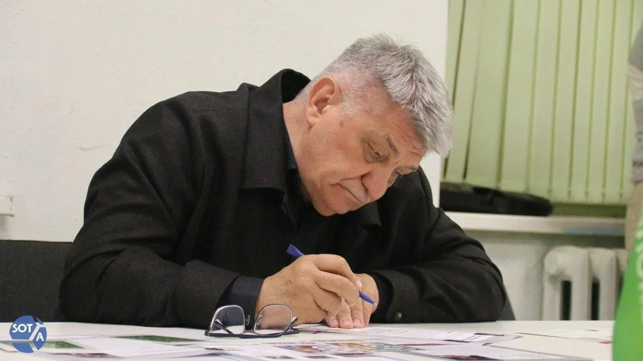 Глава государства отметил художественный вклад режиссёра; при этом Сокуров в последние годы сталкивается с ограничениями в прокате, а в январе 2026 года его исключили из профильного совета.