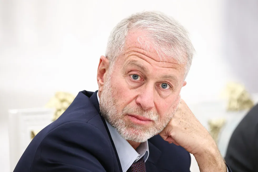 Несколько источников утверждают, что российский бизнесмен Роман Абрамович в мае посетил Киев, встретился с Владимиром Зеленским и передал предложение о личной встрече с российским президентом. В Кремле и в офисе президента Украины комментарии ограничены.