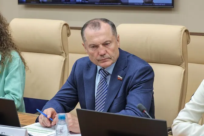 Сенатор предложил закрепить законом формат, по которому учащиеся вузов и колледжей будут проходить на базовых предприятиях до половины учебного времени; в инициативе не обозначены вопросы оплаты и защиты прав студентов.