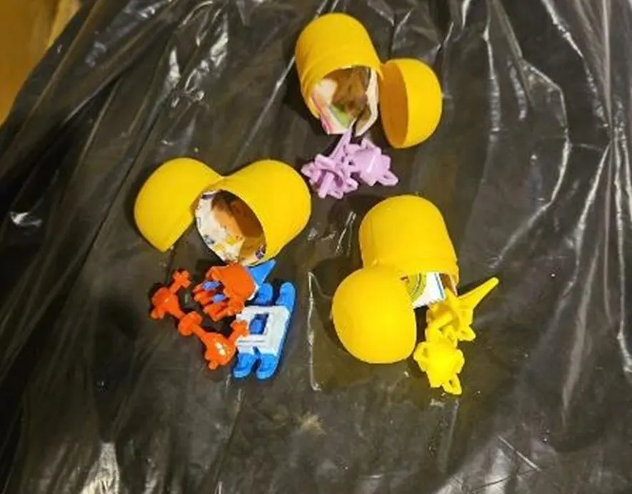 ФТС объявила о продаже партии изъятых в 2023 году яиц‑игрушек KINDER — 8,5 тысячи штук по стартовой цене 307 тыс. рублей. Лот был выставлен 25 июня.