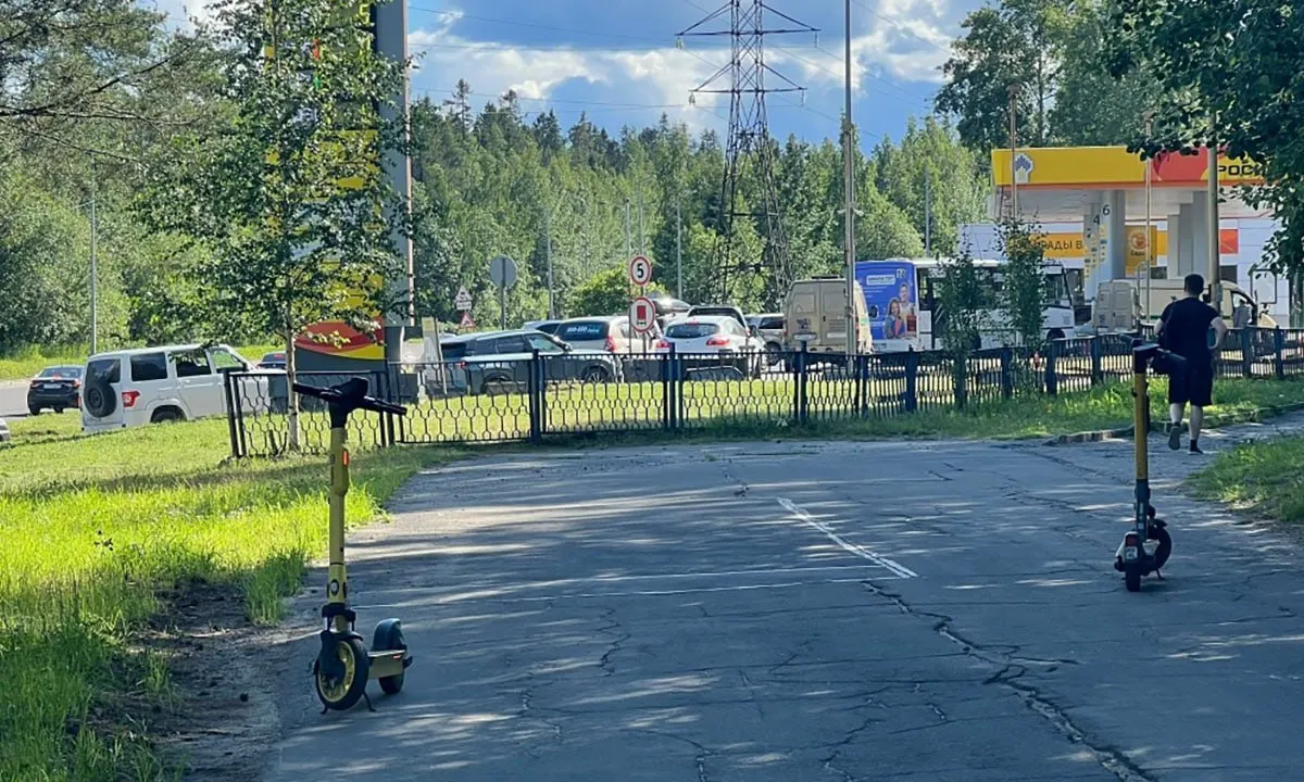 В нескольких субъектах страны наблюдается дефицит бензина и дизтоплива: вводятся лимиты отпуска, на заправках образуются многочасовые очереди, а в некоторых районах горючее полностью отсутствует.