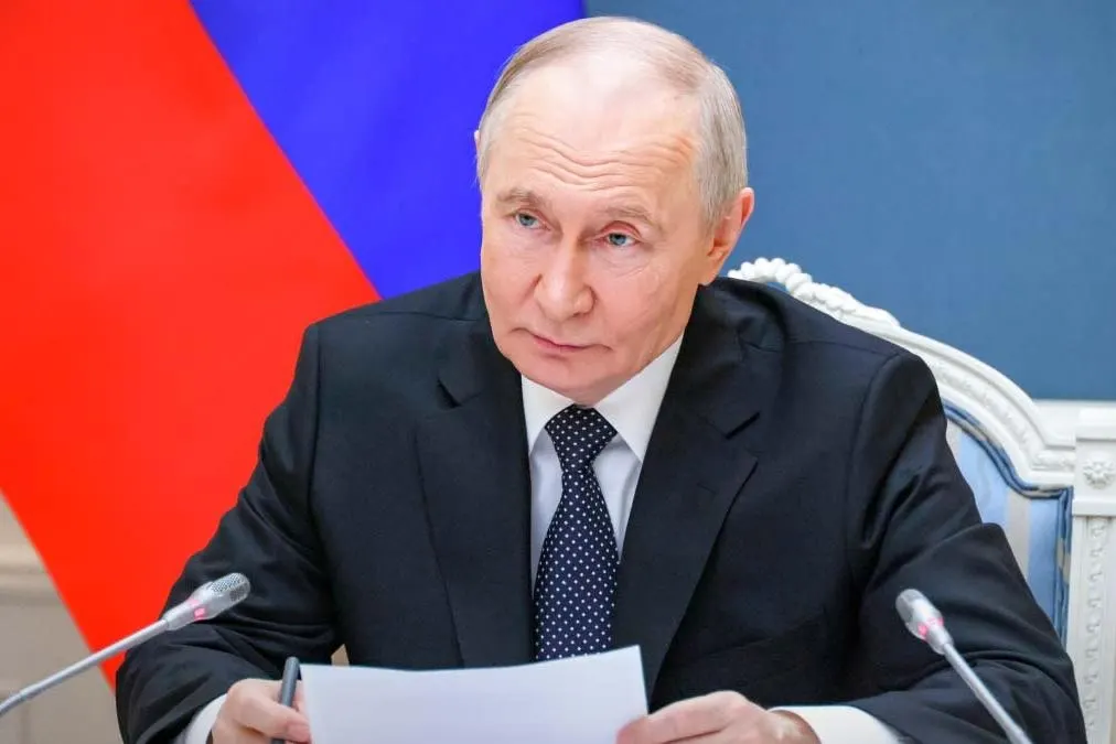 Указ расширяет действие поправок к временному порядку исполнения обязательств перед иностранными кредиторами: теперь ограничения распространяются и на банковские вклады лиц из «недружественных» стран. Документ вступил в силу 1 июня 2026 года.