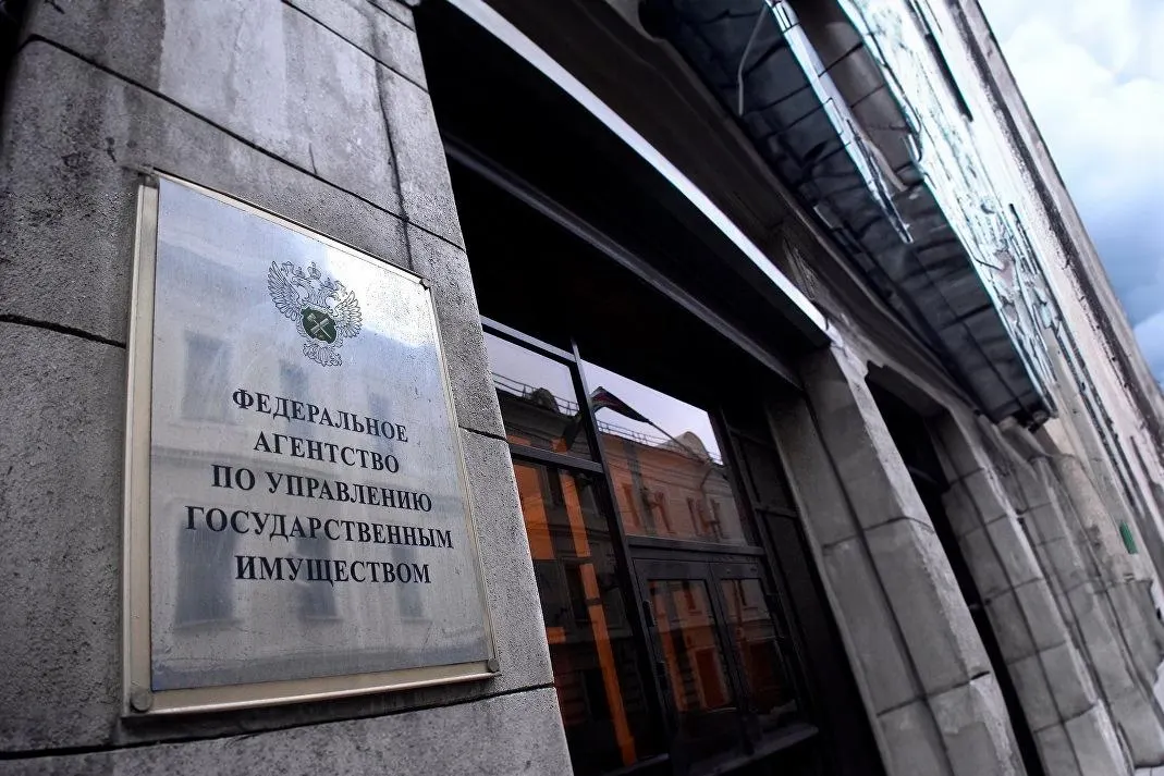 Депутаты отменили ценовой порог и шестимесячную паузу при повторных торгах — теперь можно продавать любую конфискованную квартиру; также введут реестр оценщиков и ужесточат требования к организаторам аукционов.