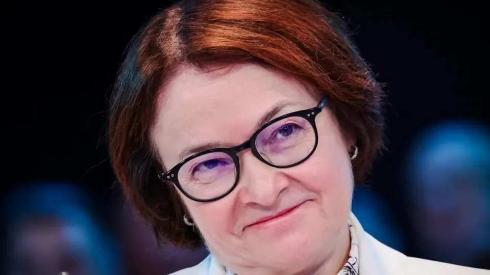 Отсутствие Эльвиры Набиуллиной на ключевых мероприятиях вызвало слухи и споры о будущем денежно‑кредитной политики. Между тем парламентские изменения в бюджете и политические заявления создают условия для ослабления независимости Центробанка и роста расходов на оборону.