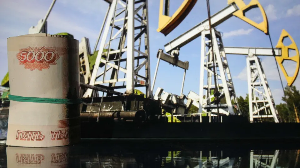 В мае бюджет получил рекордные поступления от нефти и газа, однако дополнительные поступления в ФНБ оказались ниже ожиданий, субсидии нефтяникам и растущие расходы на «безопасность» сохраняют высокий дефицит. Минфин предлагает секвестр расходов на несколько лет.
