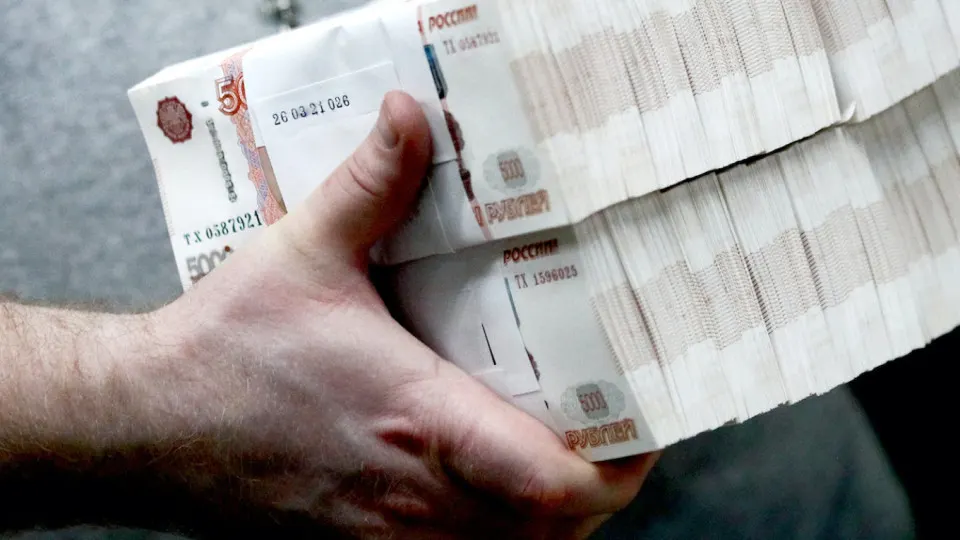 Банк сообщает об увеличивающемся спросе на наличные: по данным ЦБ объём банкнот в обращении достиг рекордных 20 трлн рублей. Центробанк ужесточил контроль за снятием и внесением наличных.