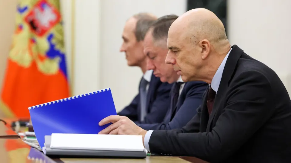 Индекс RGBI обновил минимумы, доходности длинных ОФЗ приблизились к 15,5% годовых. Рынок реагирует на рост расходов, инфляционные ожидания и осторожную политику Центробанка.