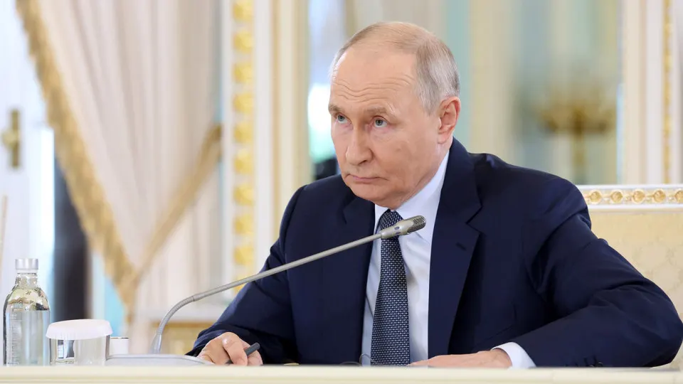 Президент заявил об активном наступлении и контроле над территориями, которые, по его словам, превосходят площадь Украины; независимые подсчёты показывают обратную динамику и сокращение зон контроля.