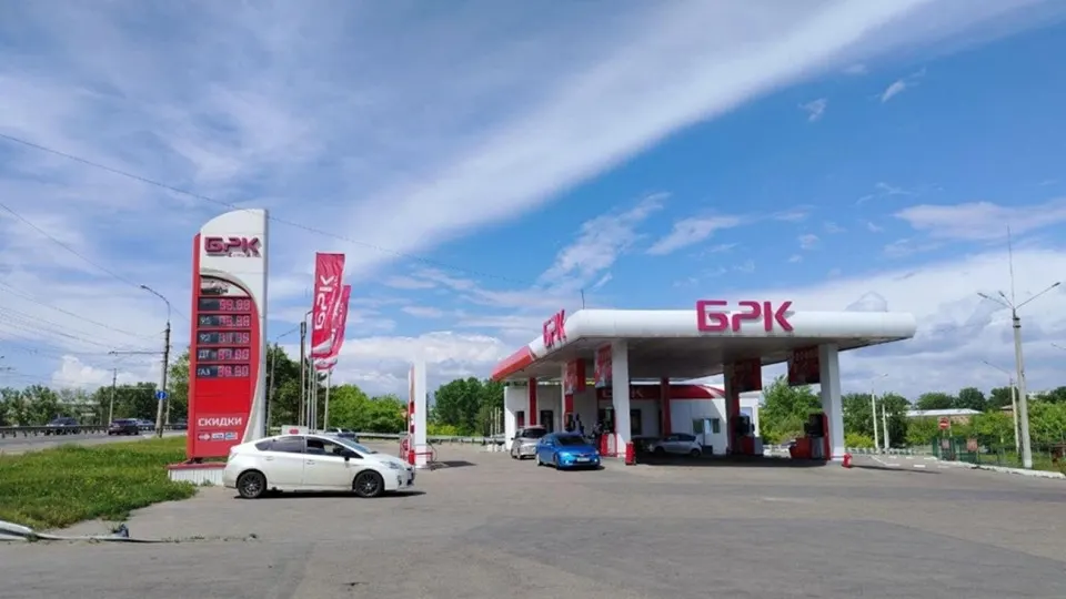 В ряде регионов России автозаправки вводят лимиты и частично приостанавливают продажу топлива — власти связывают это с ударами по объектам нефтепереработки. В приоритете — экстренные службы, общественный транспорт и сельхозтехника.