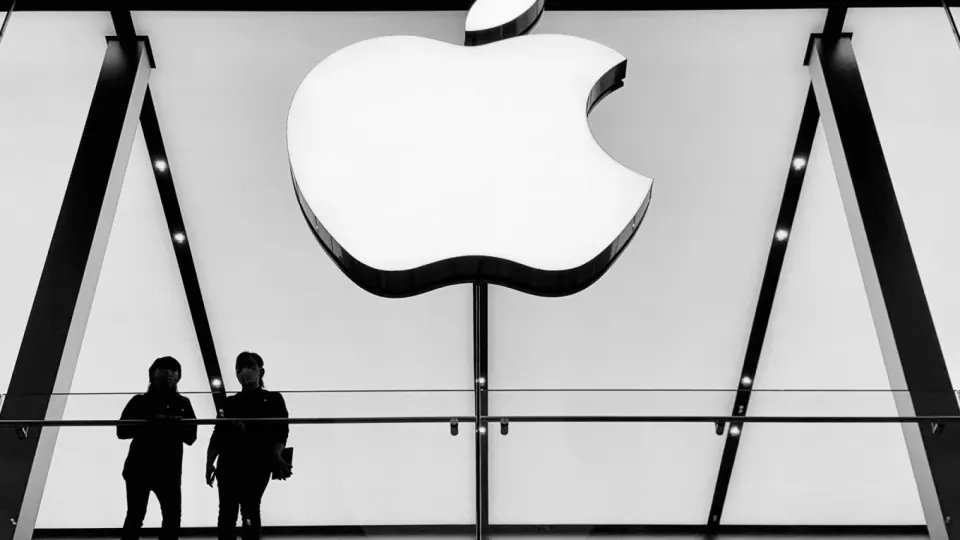 25 июня из App Store исчезли приложения холдинга VK. В компании назвали решение односторонним, акции рухнули, власти и Минцифры дали резкие оценки.