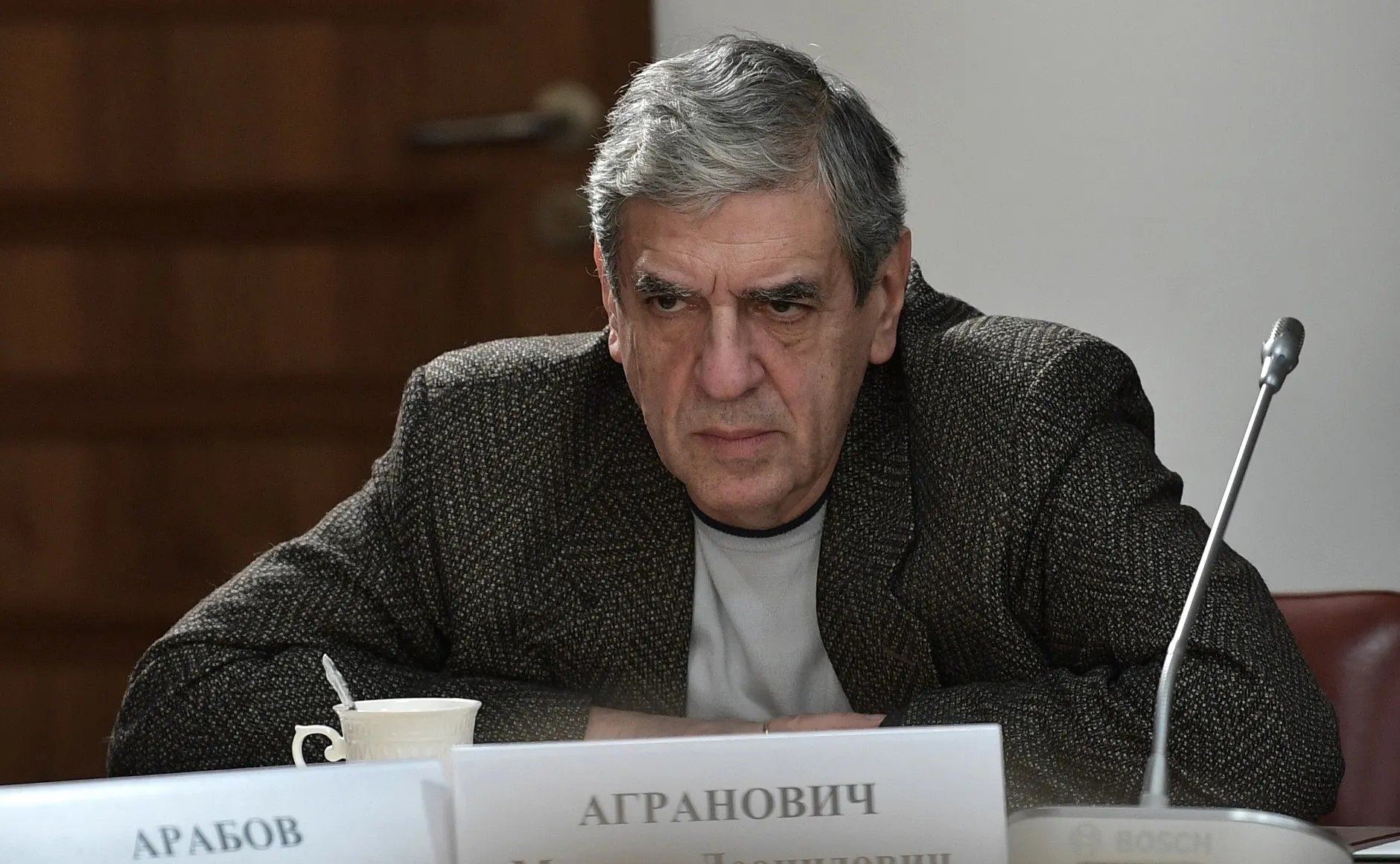 Операторский факультет ВГИК набирает студентов в специальную группу мастерской Михаила Аграновича: обучение с 2027 года будет бесплатным при условии годичной службы в войсках беспилотных систем. Студентам обещают льготы и общежитие, но правовые гарантий увольнения после контракта вызывает вопросы.