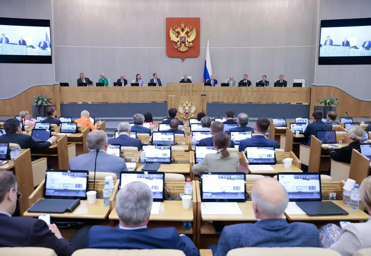 Анализ законодательной деятельности показывает: Госдума одобряет большинство правительственных и президентских законопроектов, тогда как инициативы депутатов проходят значительно реже. Эксперты советуют ориентироваться на повестку кабинета министров.