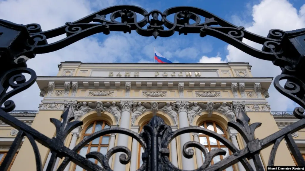 Банк России пересмотрел среднесрочный прогноз: ожидаемый рост экономики на 2026 год снижен до 0–1%, а прогноз инфляции поднят до 6–7%. Также обновлены оценки бюджетного дефицита и внешнеэкономических показателей.