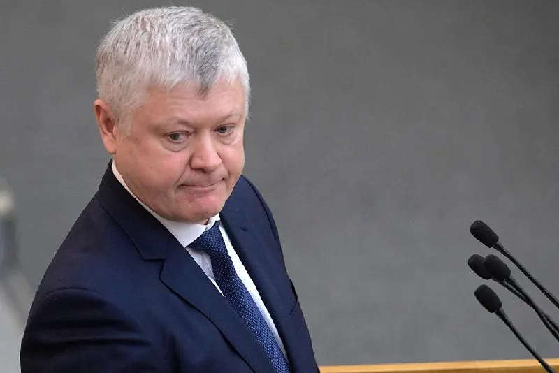 Председатель комитета Госдумы по безопасности заявил, что из страны вывели свыше 360 зарубежных организаций, более 60 — по материалам комиссии, которой он руководит. По его словам, принятые 46 законов о защите суверенитета помогли пресечь «деструктивное» влияние на образование, здравоохранение и электоральные процессы.