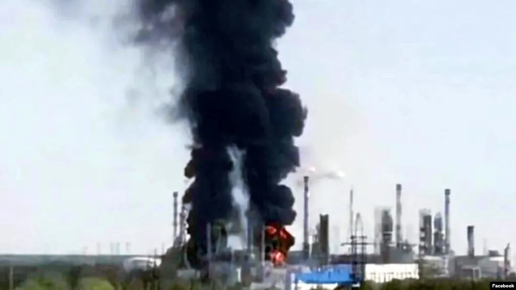 25 июля Тюменский нефтеперерабатывающий завод остановил переработку нефти после пожара на установках — информация от отраслевых источников и местных властей.