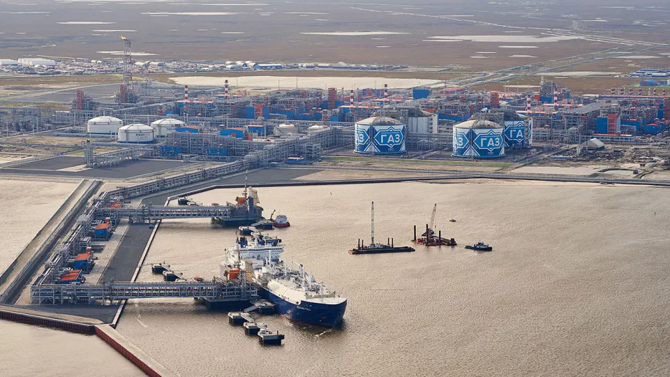 Несмотря на планы постепенного отказа от российского газа, страны ЕС в первой половине года значительно увеличили импорт СПГ с проекта «Ямал СПГ» — почти 9,9 млн тонн. Рост объясняют ускорением поставок по действующим контрактам и необходимостью пополнить запасы перед отопительным сезоном.