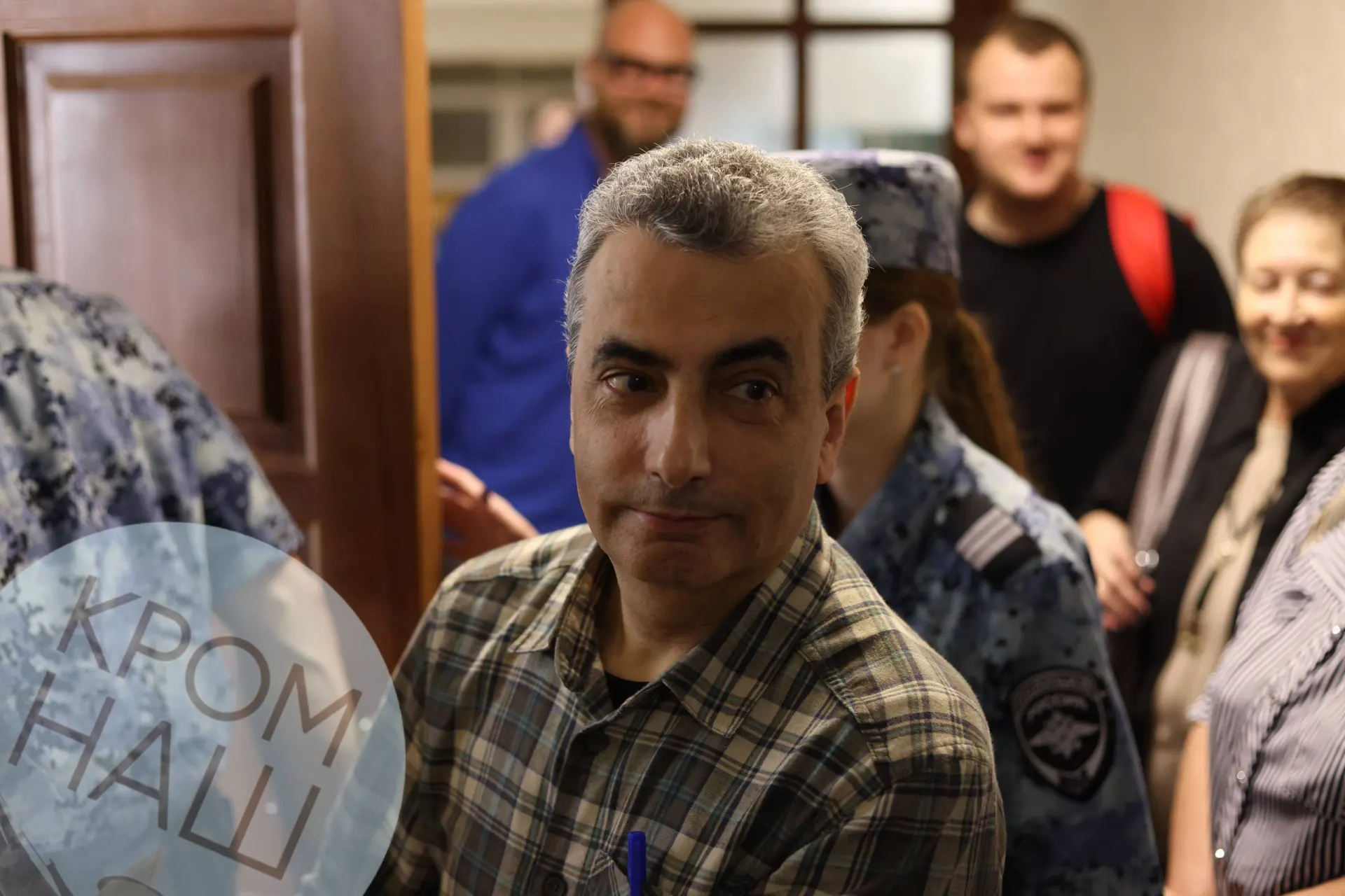 В Псковском городском суде продолжается рассмотрение уголовного дела Льва Шлосберга. Сегодня его не сопровождали три конвоя; судебный пристав отметил, что в зале помещается всего 10 человек. *Власти РФ считают Шлосберга иноагентом, он оспаривает этот статус.*