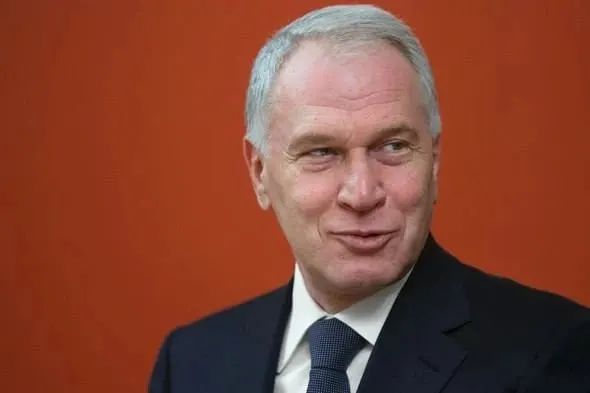 Президент подписал указ: Ковальчук получил орден III степени за вклад в социальные проекты, сохранение культурного наследия и благотворительность. Forbes оценивает его состояние в $2 млрд; в 2021 году он уже получал орден IV степени.