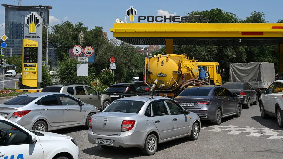 Для покрытия дефицита топлива и поддержания поставок правительство подготовило законодательную базу для импорта дизеля: вводится механизм демпфера и субсидий, которые компенсируют разницу между зарубежными и внутрироссийскими ценами.