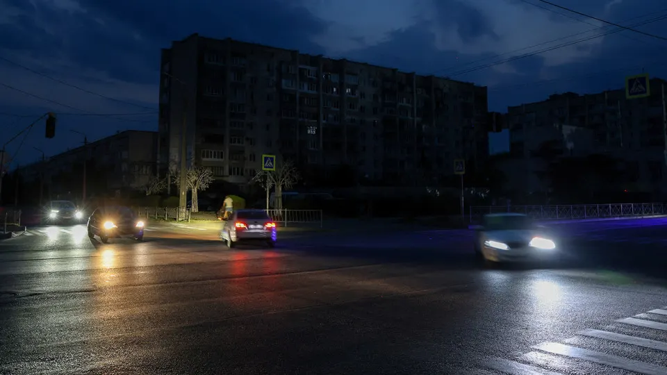 Из‑за дефицита бензина в ряде регионов снизили число автобусных рейсов, в некоторых субъектах повысили тарифы — кризис охватывает практически всю страну.