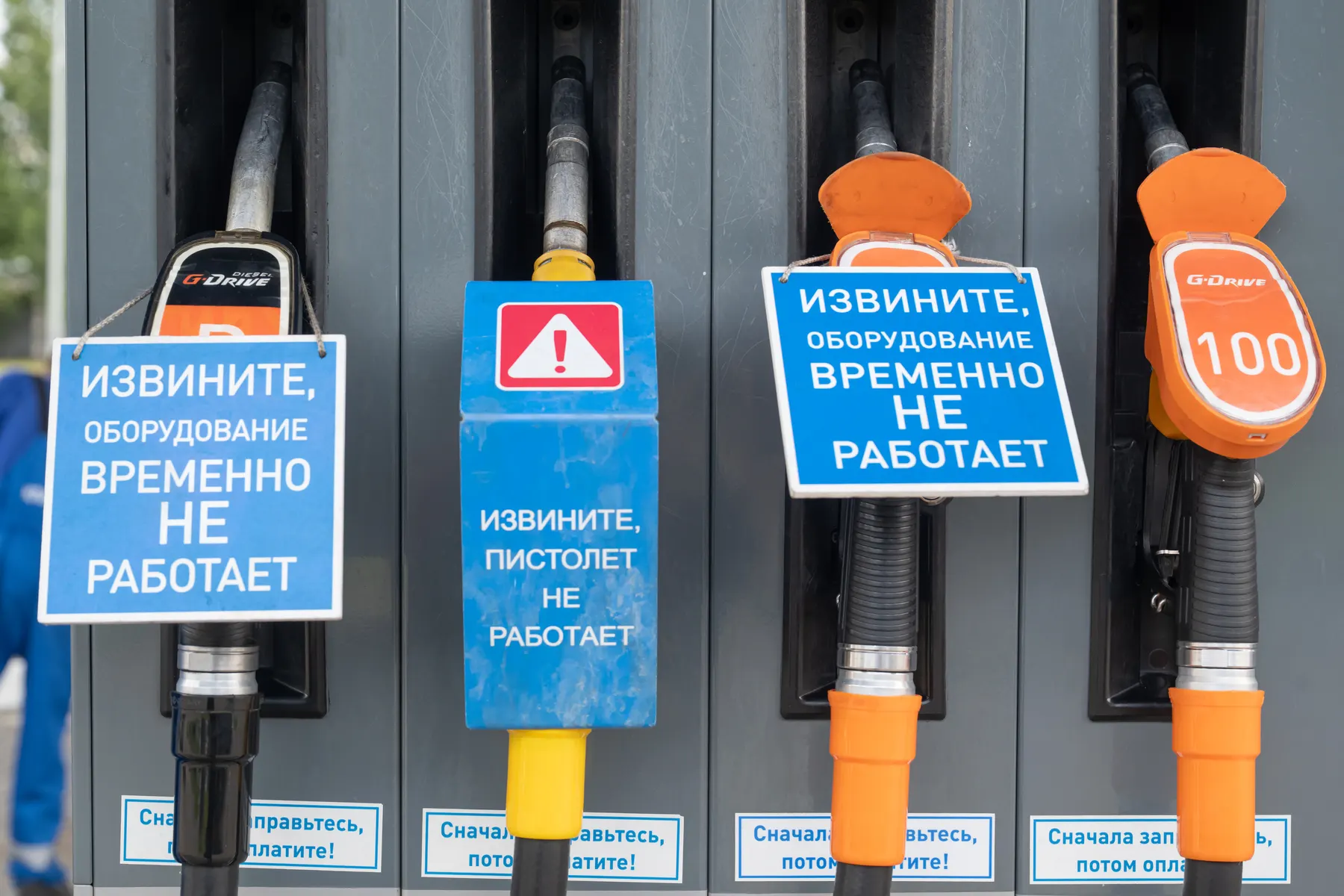 Антимонопольное ведомство начало проверки в нескольких регионах и выявило признаки картельного сговора на оптовом рынке топлива. Меры усилились на фоне дефицита и резкого роста цен после ударов по НПЗ.