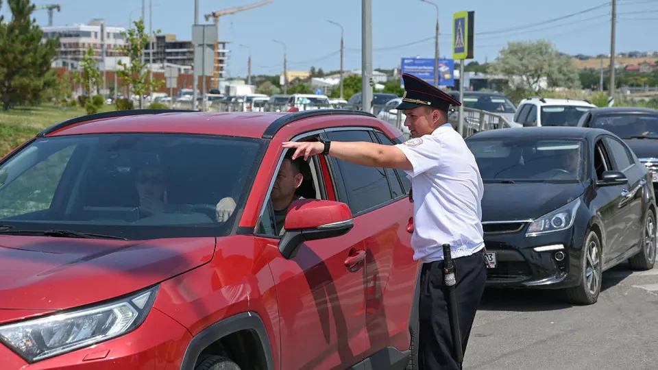 Власти направили полицейские наряды на самые загруженные автозаправки региона: введены лимиты на продажу топлива, растут очереди и время ожидания.