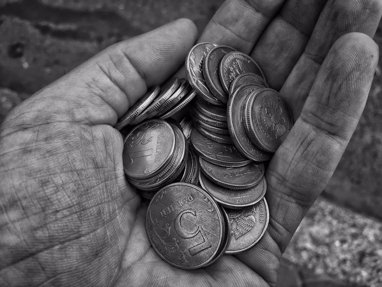 Минтруд сообщает, что уровень бедности в стране упал до 6,7% после введения единого пособия и выделения средств на его выплату. В ведомстве называют это важной мерой поддержки семей с детьми.