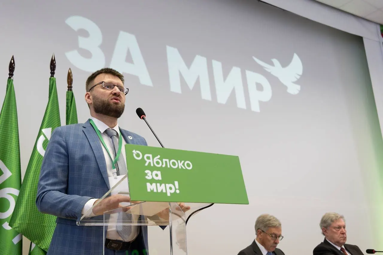 Минюст оставил в реестре заместителя председателя «Яблока» Владимира Дорохова, указав на «факты ведения политической деятельности» — в перечень доказательств вошли поздравление председателя партии, поездки в суд, возложение цветов и участие в видеоролике.