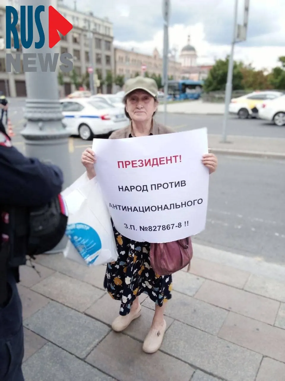 На Старой площади в Москве задержали градозащитницу, которая требовала не передавать регионам право выводить памятники из-под госохраны — активисты опасаются массовых сносов в интересах застройщиков.