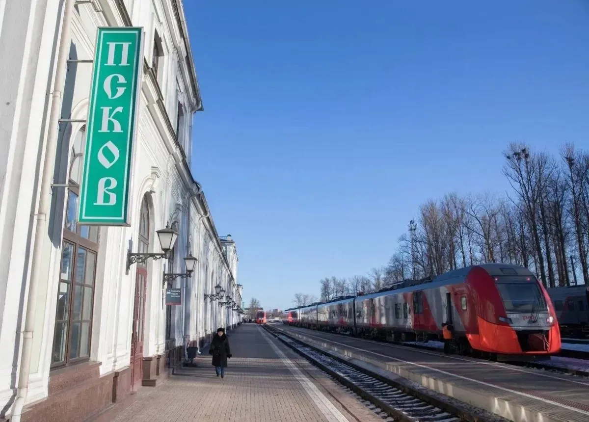 Артур Гайдук направил в «Федеральную пассажирскую компанию» просьбу увеличить количество вагонов на поездах Псков — Санкт‑Петербург и Псков — Москва и рассмотреть назначение дополнительных рейсов из‑за дефицита билетов.